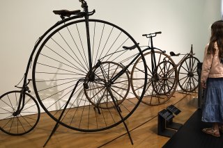 Un fameux grand bi, ancêtre de la bicyclette d'aujourd'hui, est exposé au Musée Rath. KEYSTONE/SALVATORE DI NOLFI